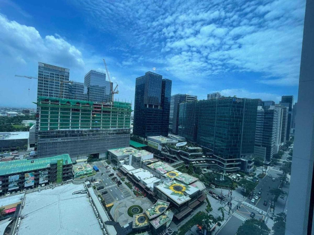 Apartment Spacious 2br In Bgc With Workspace & Washer