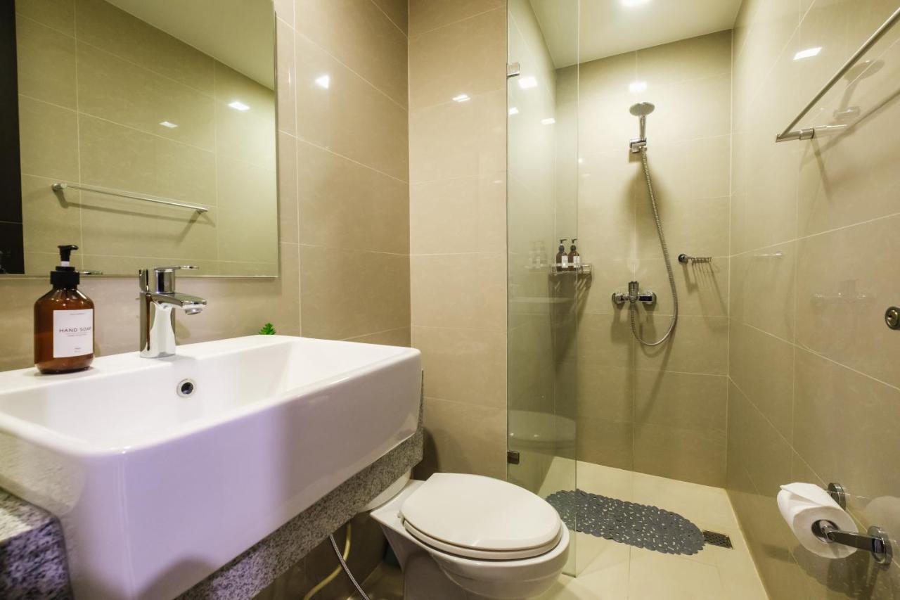 Spacious 2br In Bgc With Workspace & Washer Apartment