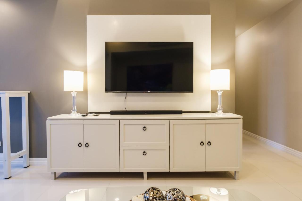 Spacious 2br In Bgc With Workspace & Washer Apartment *