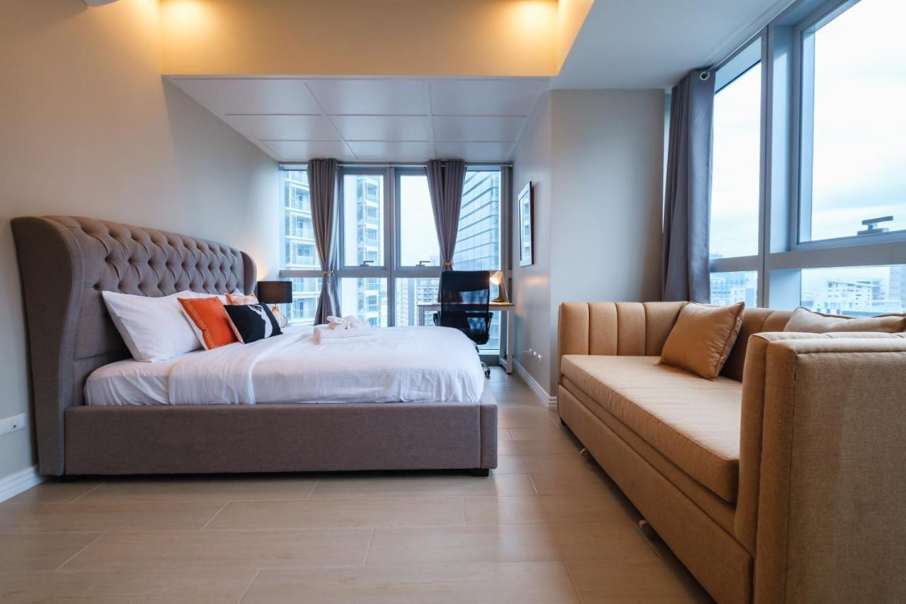 Spacious 2br In Bgc With Workspace & Washer Apartment