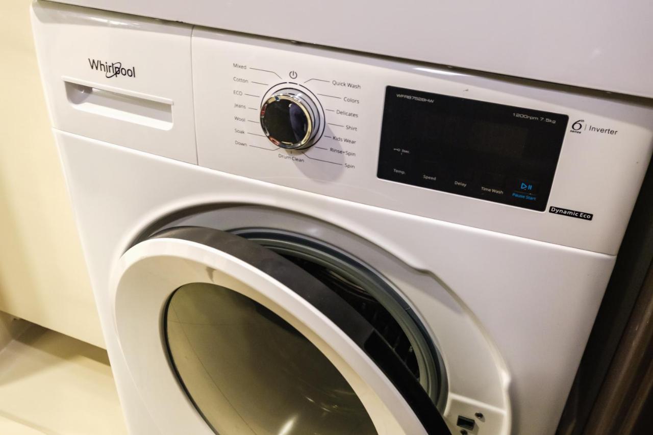 Spacious 2br In Bgc With Workspace & Washer
